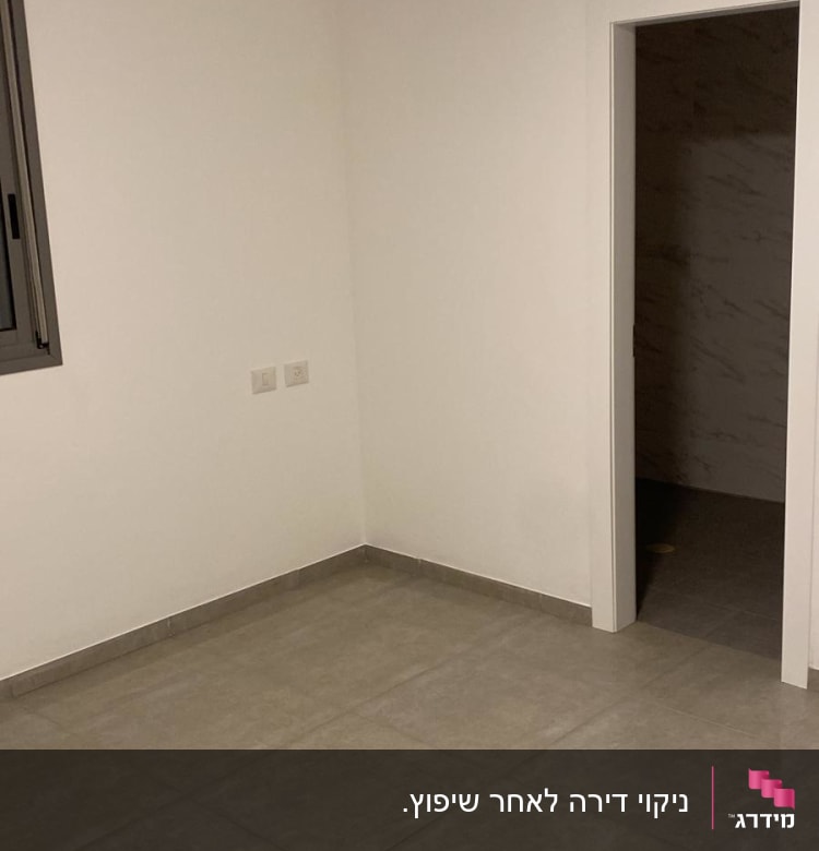 רצפה נקייה בחדר ריק עם אור תקרה